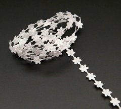 Saténové kytičky v metráži - bílá - šířka 0,7 cm
