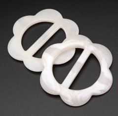 Plastische runde Bandschnalle - Blümchen - weißer Melange - Durchlass 3,5 cm