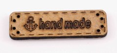 Našívacia drevená štítok Hand made - béžová - rozmer 4,8 x 1,5 cm