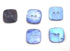 Perleťový knoflík - světle modrý čtvereček - rozměr 1,7 cm x 1,7 cm