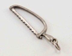 Kovový přívěšek - pilka - 3,4 cm x 0,9 cm
