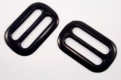 Plastová odevná pracka - čierna - prievlak 4,5 cm - rozmer 6,5 cm x 4 cm