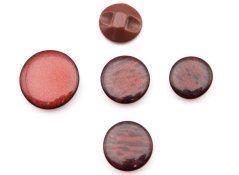 Knoflík se spodním přišitím - lesklá metalíza - vínová - průměr 1,6 cm
