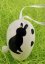 Kleines Osterei mit Hasen auf einer Schleife - schwarz, weiß