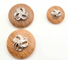 Dřevěný knoflík se spodním přišitím - s mašličkou - přírodní, stříbrná - průměr 2,4 cm