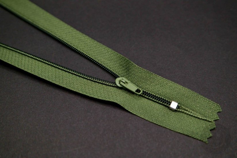 Nedělitelný jemný plastový spirálový zip (velikost číslo 3) různé barvy - délka 12 cm - 60 cm