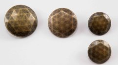 Luxusní kovový knoflík - s lomeným šestiúhelníkem - matný - staromosaz - průměr 1,77 cm