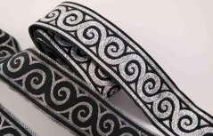Černý prýmek se stříbrnými vlnami - černá, stříbrná - šíře 3,3 cm