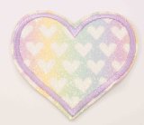 Mit violetten Akzenten