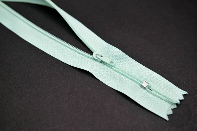 Nedělitelný jemný plastový spirálový zip (velikost číslo 3) různé barvy - délka 12 cm - 60 cm