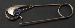 Ozdobná spínacia ihla - tmavá zlatá s priehľadným modrým kamienkom - kovová