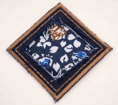 Nažehľovacia záplata - jeansové kvetinky - rozmer 6 cm x 6 cm - tmavá modrá