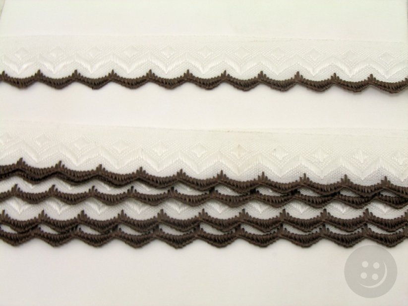 Zúbkova stuha - hnedá, biela - šírka 1,6 cm