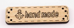 Našívací dřevěná cedulka Hand made - smetanová - rozměr 4,8 cm x 1,5 cm