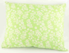 Bylinkový polštářek pro klidný spánek - bílé květinky na zeleném podkladu - rozměr 35 cm x 28 cm