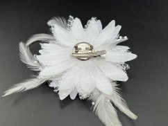 Flower brooch with feathers - white