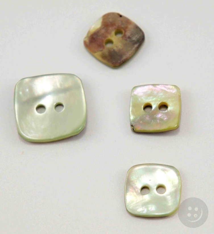 Pearl button - light green square - size 1.3 cm x 1.3 cm