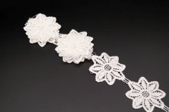 Luftige Spitzenblume - gebrochenes Weiß - Breite 4 cm