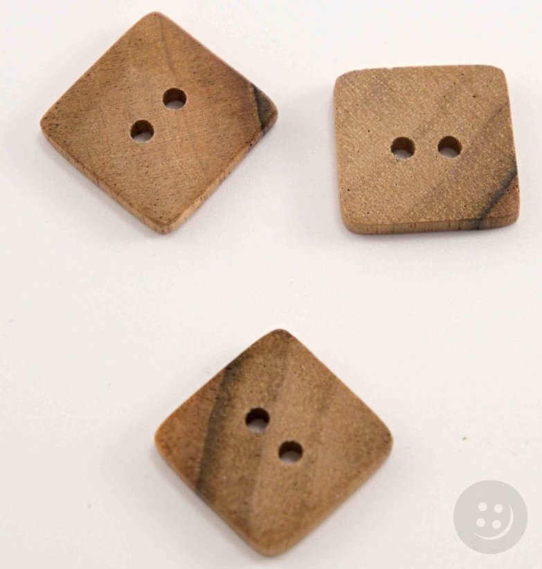 Dírkový dřevěný knoflík - přírodní tmavší - rozměr 1,7 cm x 1,7 cm