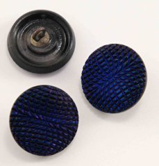 Luxusní skleněný knoflík se spodním přišitím - metalické odlesky královsky modré a fialové - průměr 1,8 cm