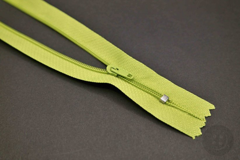 Nedělitelný jemný plastový spirálový zip (velikost číslo 3) různé barvy - délka 12 cm - 60 cm
