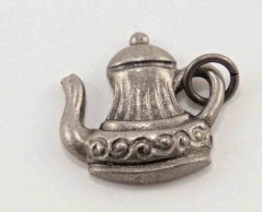 Kovový přívěšek - konvice - 1,6 cm x 1,6 cm