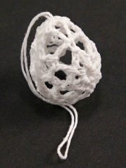 Háčkované velikonoční vajíčko- rozměr 3,75 cm x 3 cm - bílá