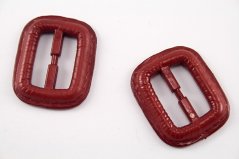 Plastová odevná pracka - červená - prievlak 2,5 cm - rozmer 3,8 cm x 3,2 cm