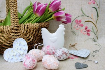 Tischdecken und Gedecke für Ostern
