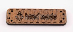 Našívacia drevená štítok Hand made - hnedá - rozmer 4,8 x 1,5 cm