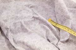 Bavlněné plátno - šedé květinky na stopce na světle šedém podkladu - šířka 140 cm