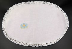 Ovales Frühlingsgedeck mit weißer Blume
