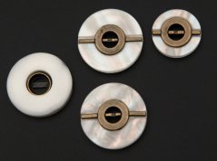 Knoflík se spodním přišitím s kovovým středem - lesklý - perleťově bílý - průměr 2,02cm