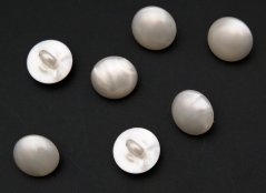 Knoflík se spodním přišitím lesklý perleťový - lomená bílá - průměr 1,17 cm