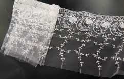 Luxusná čipka vyšívaná na týle - lomená biela - šírka 19 cm