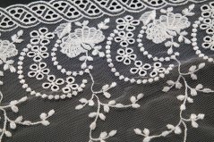 Luxusná čipka vyšívaná na týle - lomená biela - šírka 19 cm