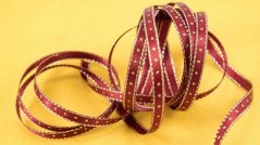 Stuha so zlatým okrajom a bodkami - claret, zlatá - šírka 0,5 cm