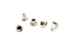 Silberne Metallniete – Länge 0,5 cm Silberne Metallniete – Länge 0,5 cm