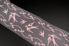 Luxusní stuha - bílá s růžovými vlaštovkami - šíře 7,5 cm